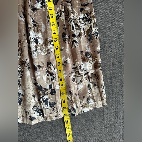 Vintage Floral Pleated Skirt | Rose Print | Dark Cream Satin-Like Fabric Size S - Picture 5 of 7